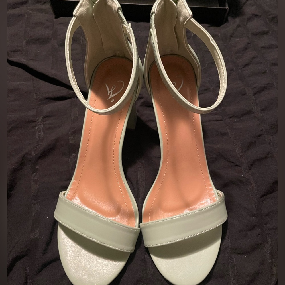 BRAND NEW mint heels